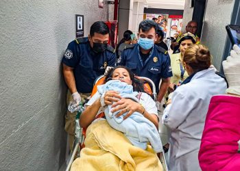 Mujer da a luz con éxito en las instalaciones del aeropuerto internacional