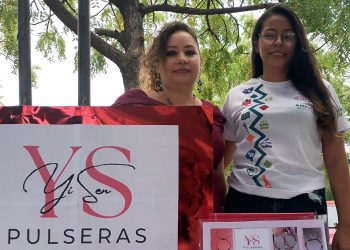 Hermanas elaboran pulseras artesanales en La Unión