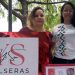 Hermanas elaboran pulseras artesanales en La Unión