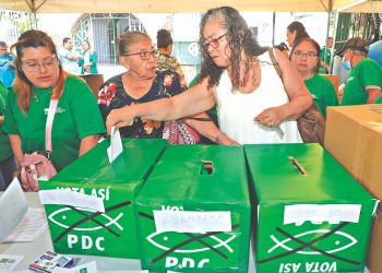 Oposición desarrolla sus primarias en libertad, añorando una alianza presidencial 