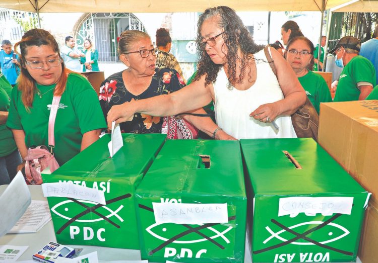 Participación
Militante del
PDC deposita
su voto en la
sede nacional
del partido.