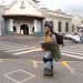 Un futuro padre que vende dulces transportándose en patines en Santa Ana