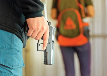 Armas de fuego acorralan a más de 3,500 menores en Estados Unidos