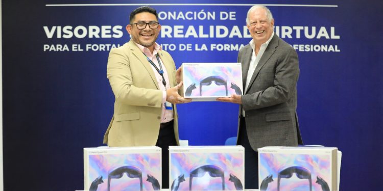 Ricardo Montenegro, presidente de Insaforp, recibió el donativo de Víctor García, coordinador nacional de proyectos de OIM El Salvador. Foto Diego García.