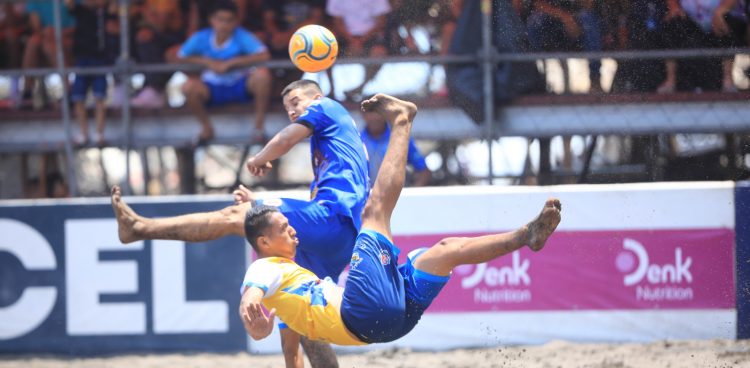 Jason Urbina, de Apulo, en postura acrobática ante la marca de Diego De León, de Garita Palmera. Foto Diario El Salvador