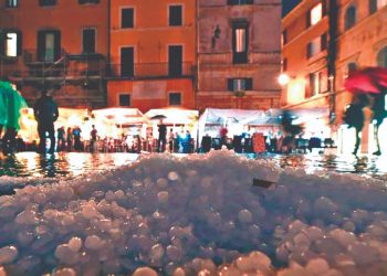 Calles convertidas en ríos de hielo y tornado causan daños en Milán