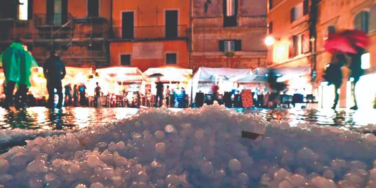 Inundadas. Las calles de Milán lucieron como ríos de hielo a raíz de tormentas de granizo, lo que provocó inundaciones y estragos en el tráfico, según medios locales.