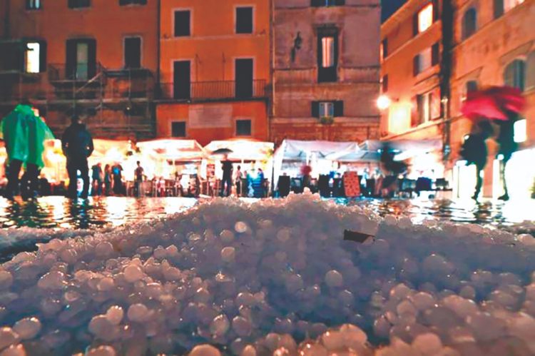 Inundadas. Las calles de Milán lucieron como ríos de hielo a raíz de tormentas de granizo, lo que provocó inundaciones y estragos en el tráfico, según medios locales.