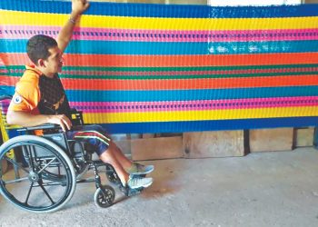 Entre hilos de colores, el salvadoreño Enoc Misael teje sus días
