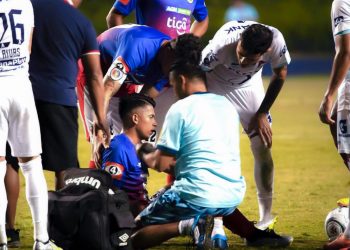 Kevin Reyes tuvo que ser atendido por médico de Alianza tras el amistoso del viernes