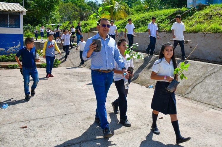Entusiasmo. Los estudiantes participaron activamente en la siembra de los árboles.