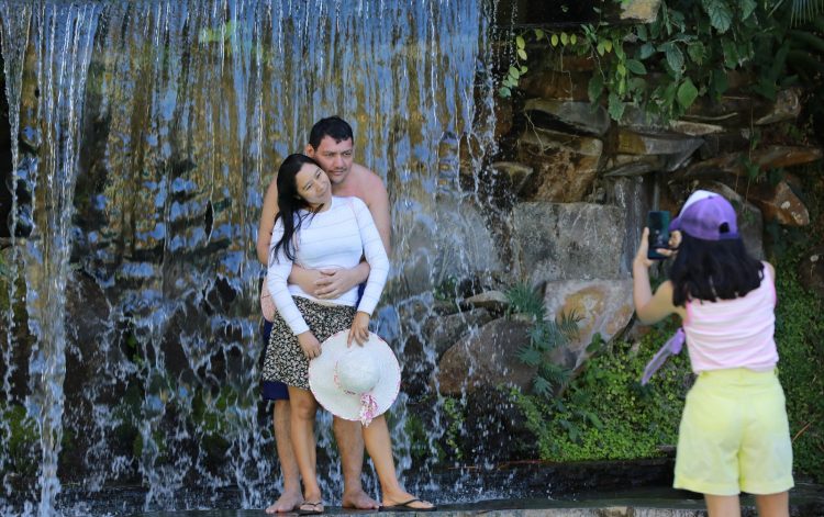 Crear recuerdos. Las 12 manzanas del parque y sus atracciones son el escenario perfecto para hacerse la foto con esa persona especial y con la familia.