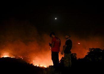 Más de 30,000 evacuados por incendios en Grecia