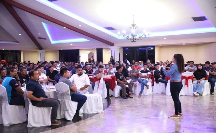 La charla sobre tecnologías automotrices fue impartida por Katherine Rodríguez, especialista en ventas y capacitadora técnica de Standard Motor Products.