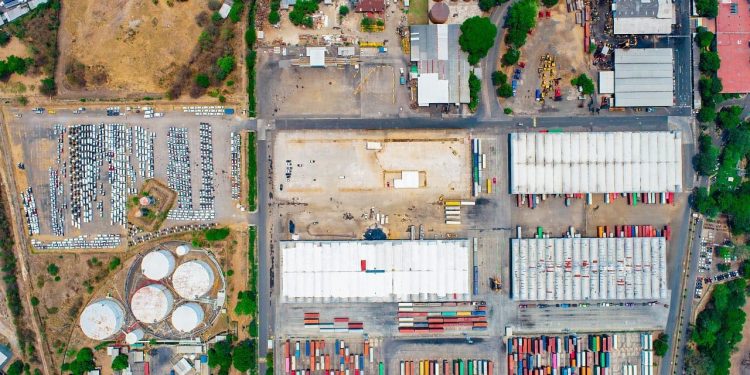 La ampliación del patio de contenedores comprende áreas de almacenamiento, calles para la circulación de equipos de manejo de carga y para transporte pesado. Foto / Diario El Salvador.