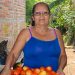 Martha cosecha y vende tomates en su casa