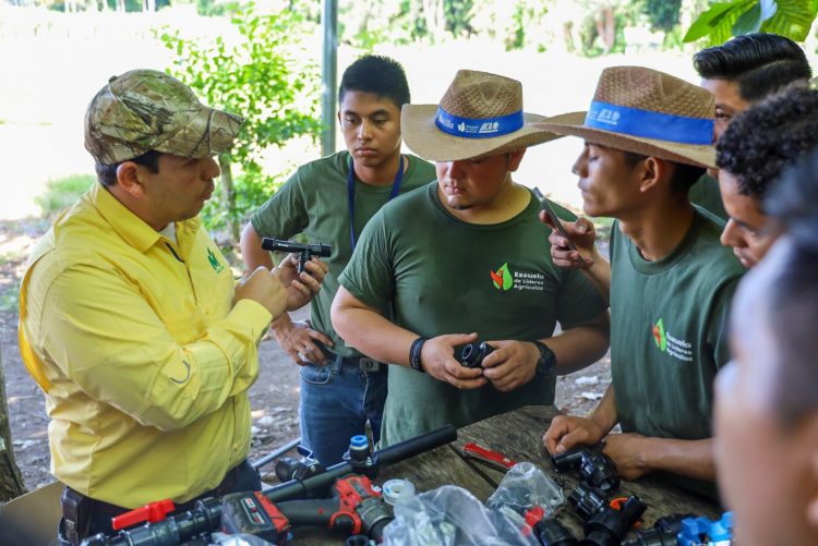 Los jóvenes recibieron capacitación en diferentes temas que fueron llevados de la teoría a la práctica.