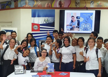 Escritora de padres salvadoreños presenta libro sobre su vida