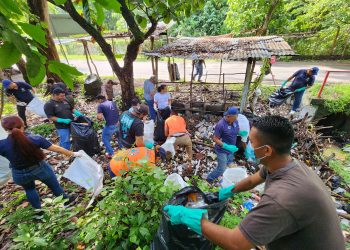 Recolectan más de media tonelada de material plástico en el río Acumunca de La Paz