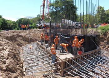 Autoridades de Gobierno verifican avances de construcción de puente que beneficiará a varias comunidades de San Miguel
