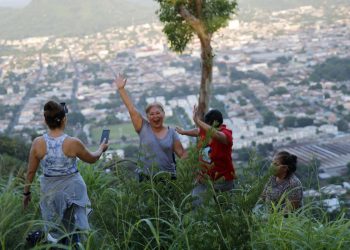 Hacen una caminata y un concierto en cerro Santa Lucía de Santa Ana