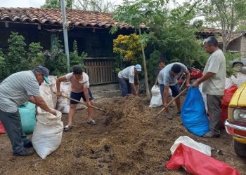 Productores aprenden a preparar abono orgánico en Morazán