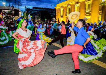 Desarrollan primer desfile cultural en fiestas julianas