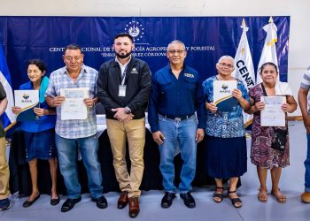 Excombatientes y veteranos reciben apoyo económico en Suchitoto, Cuscatlán