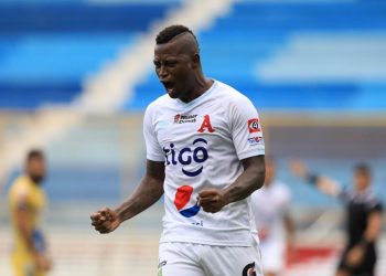 Duvier Riascos, delantero colombiano, se incorporó hoy a las filas de Águila, en San Miguel