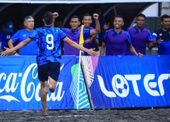 Selecta de playa de El Salvador inauguró nuevo estadio con goleada y fiesta en la grada