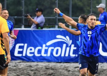 Azul playera avanzó pulcra y va por medalla