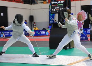 El esgrima azul y blanco acarició el bronce