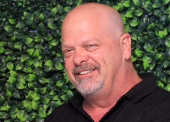 Rick Harrison prepara y se deleita con las famosas pupusas