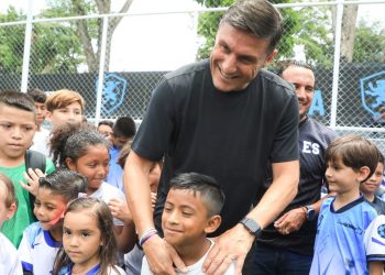 Javier Zanetti a la niñez de Zaragoza: «Nunca dejen de soñar»