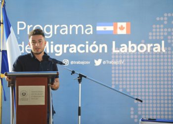 Noveno contingente de trabajadores salvadoreños parte rumbo a Canadá