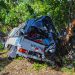 Rescatan a persona atrapada en vehículo accidentado en San Salvador