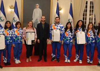 Presidente Bukele entrega reconocimiento a atletas salvadoreños que ganaron medallas en San Salvador 2023