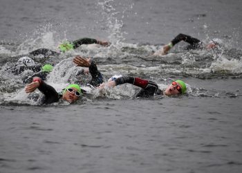 Decenas de nadadores caen enfermos tras competición de triatlón en Reino Unido