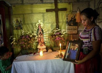 México indemniza con $8 millones a cada familia de 40 migrantes muertos en incendio