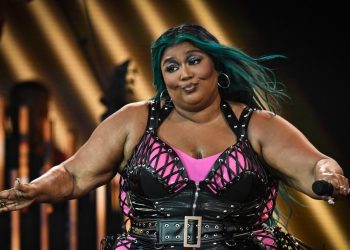 Cantante Lizzo denunciada por acoso por tres bailarinas