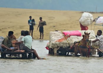 Sube a 65 el balance de muertos por deslaves e inundaciones en India