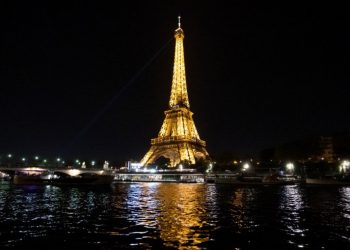 Policía evacúa la Torre Eiffel por alerta de seguridad