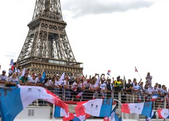 Dos turistas de EE. UU. ebrios pasan la noche en la Torre Eiffel