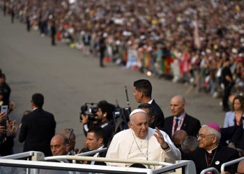 El papa realiza una rápida visita a Fátima ante 200,000 fieles