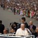 El papa realiza una rápida visita a Fátima ante 200,000 fieles