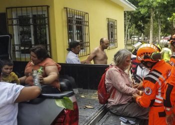 Localizan con vida a cuatro turistas franceses extraviados en selva de Guatemala