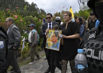Presidenciable ecuatoriano asesinado fue sepultado tras homenaje público