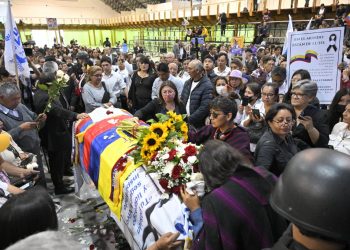 Simpatizantes y familiares rinden homenaje en Ecuador a candidato presidencial asesinado