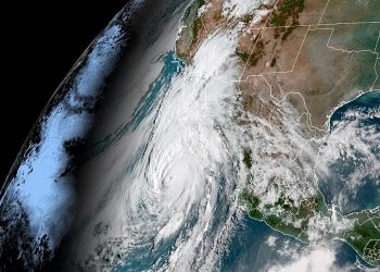 Huracán Hilary se degrada a categoría 2 en el noroeste de México