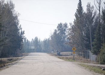 Otra ciudad de Canadá forzada a evacuar por los incendios